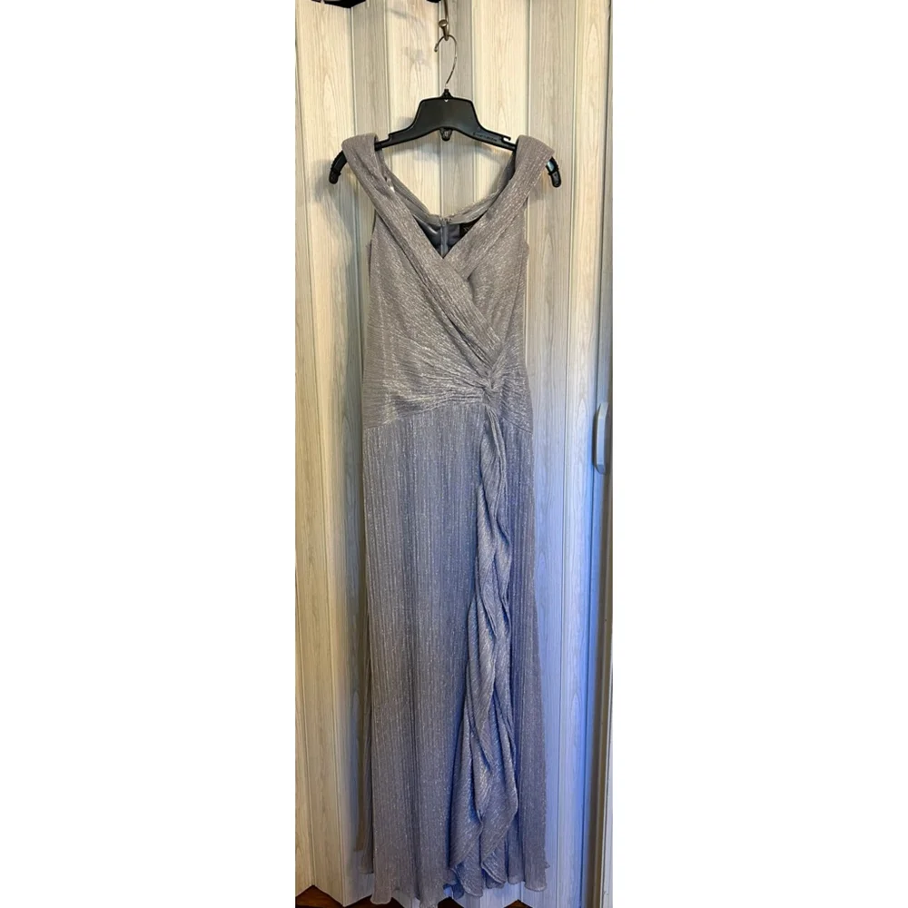 NWT XSCAPE Off-The-Shoulder Metallic Pleated Gown SZ 4 - Picture 3 of 9